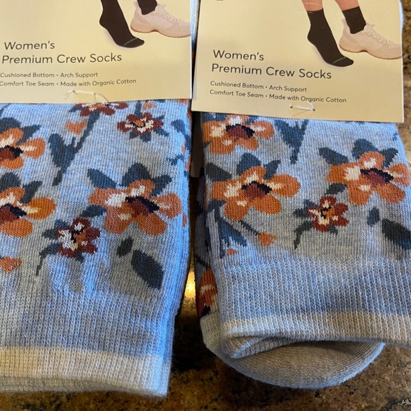 Pact Women's Blue Bouquet Premium Crew Socks-Two Pair Retail: … - Picture 3 of 6